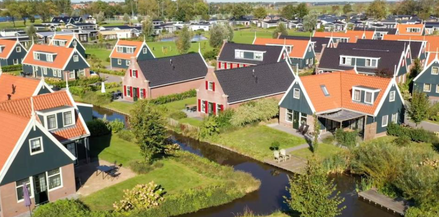 Bovenaanzicht Europarcs resort met huisjes met rode daken